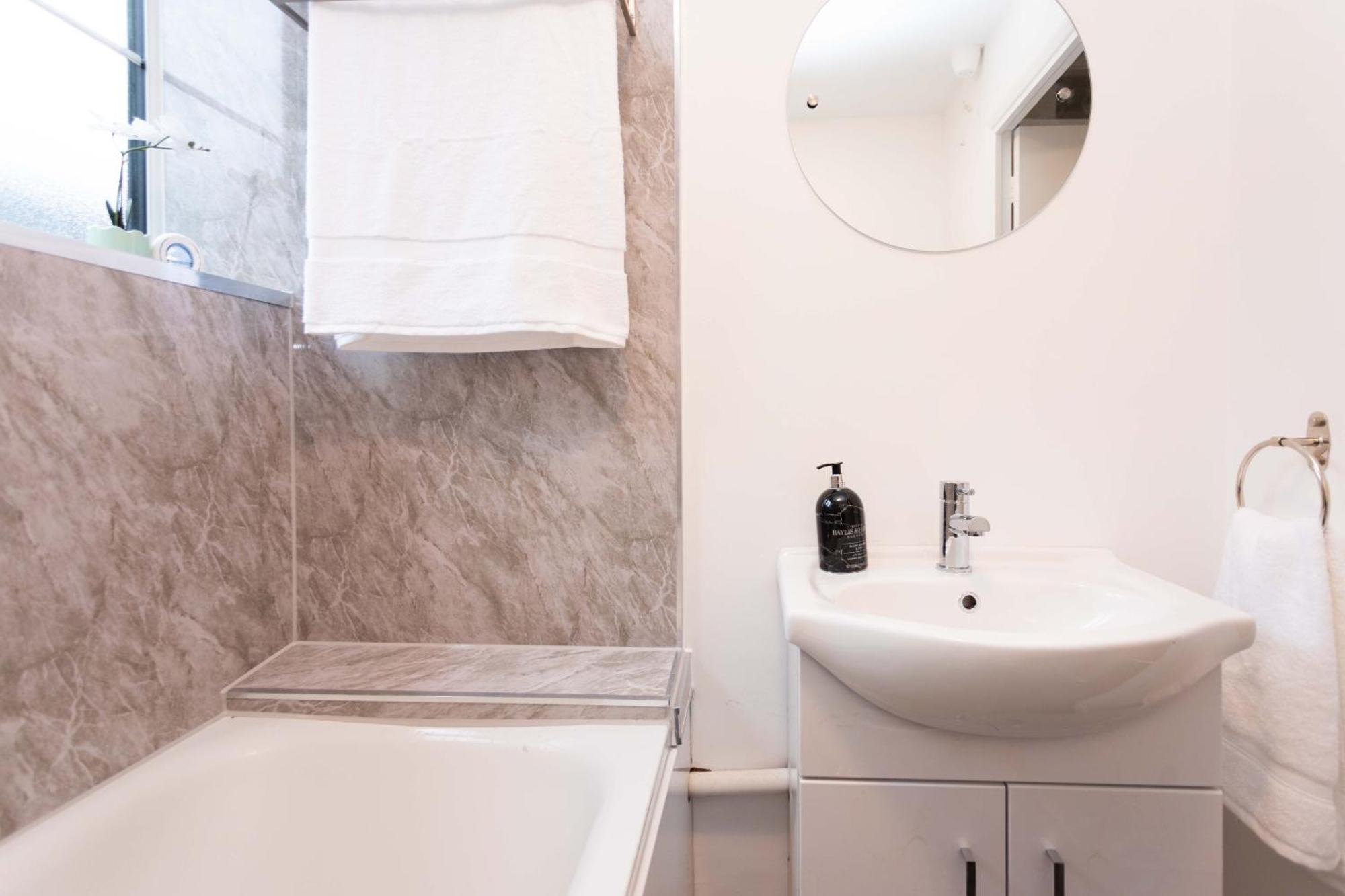 Apartment Modern Flat - Sleeps 3 - London